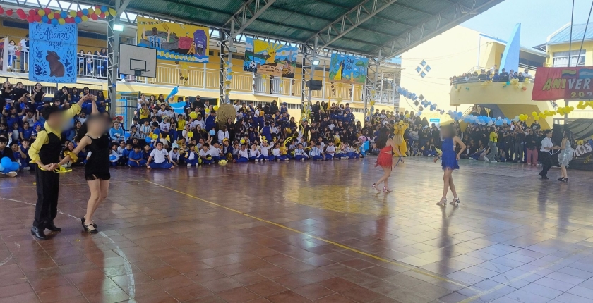 Estudiantes participan en la competencia “aquí se baila” del aniversario